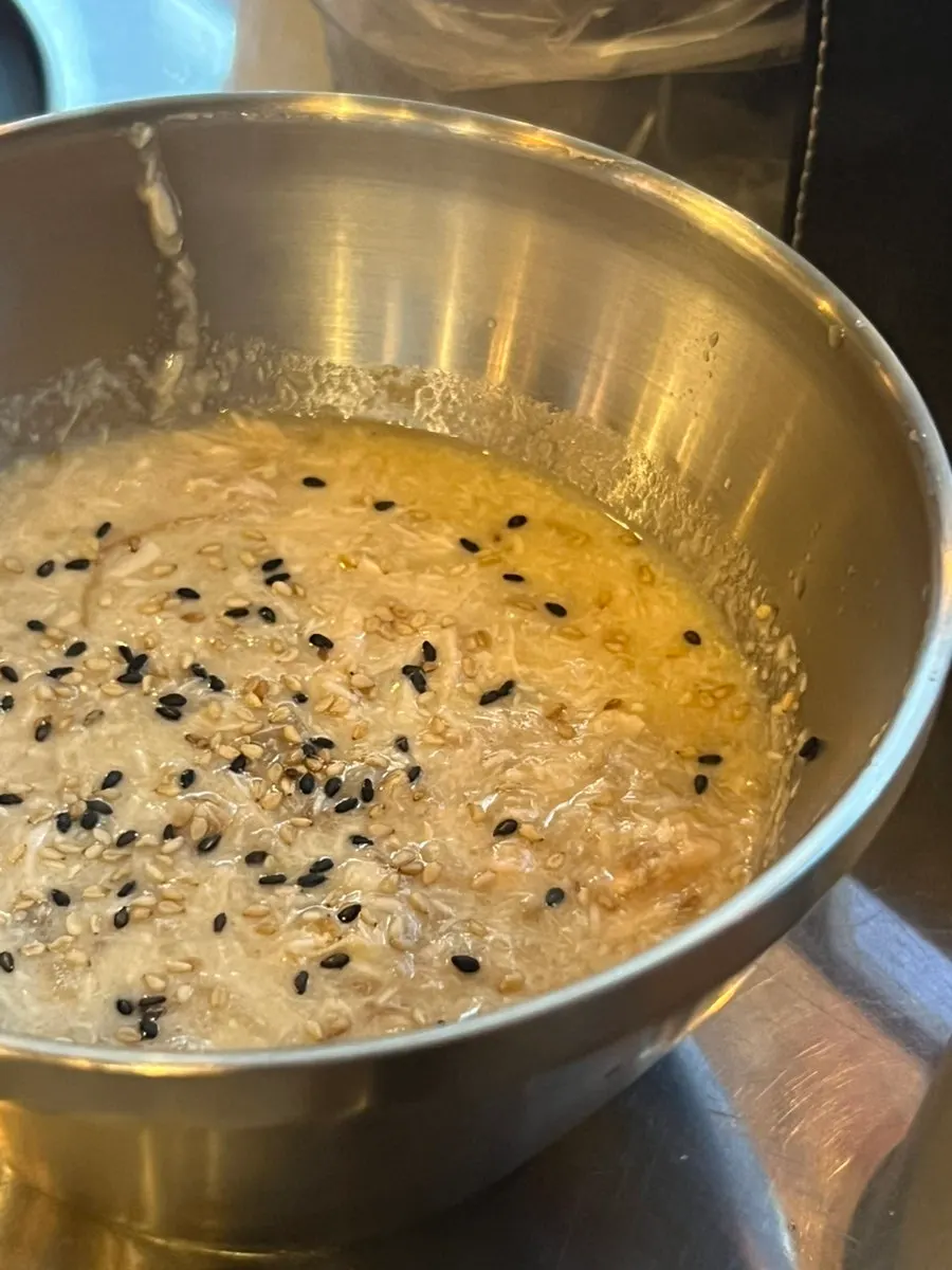 서비스로 나온 닭죽 한 그릇