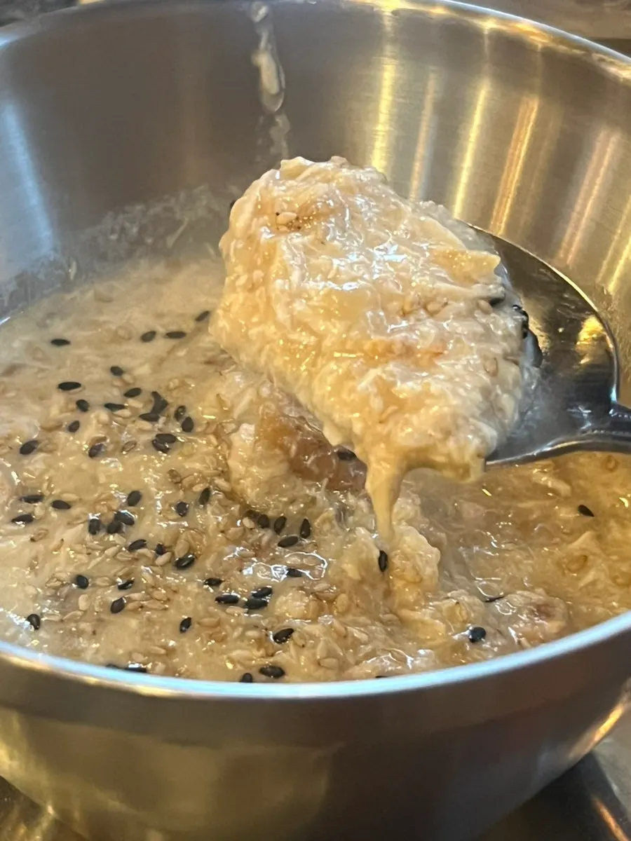 살코기가 발라져 나온 부드러운 닭죽