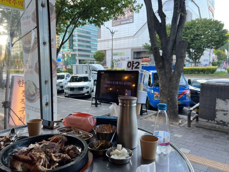 창을 활짝 열어둔 장작꾼 야장석에서 보이는 바깥 뷰