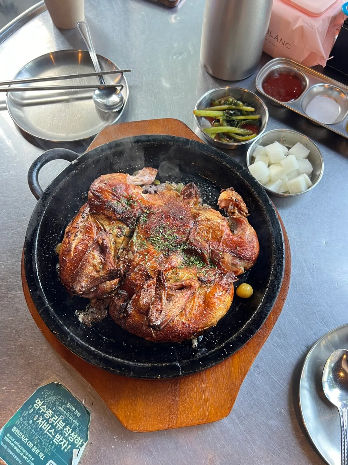 돌판에 통째로 올라온 한방누룽지통닭 한 마리