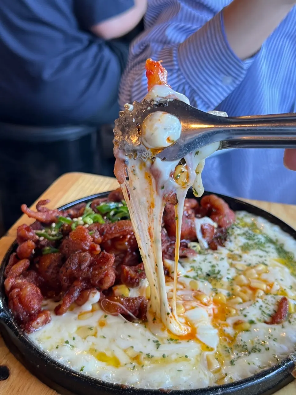 돌판 콘치즈가 함께 깔린 직화무뼈닭발
