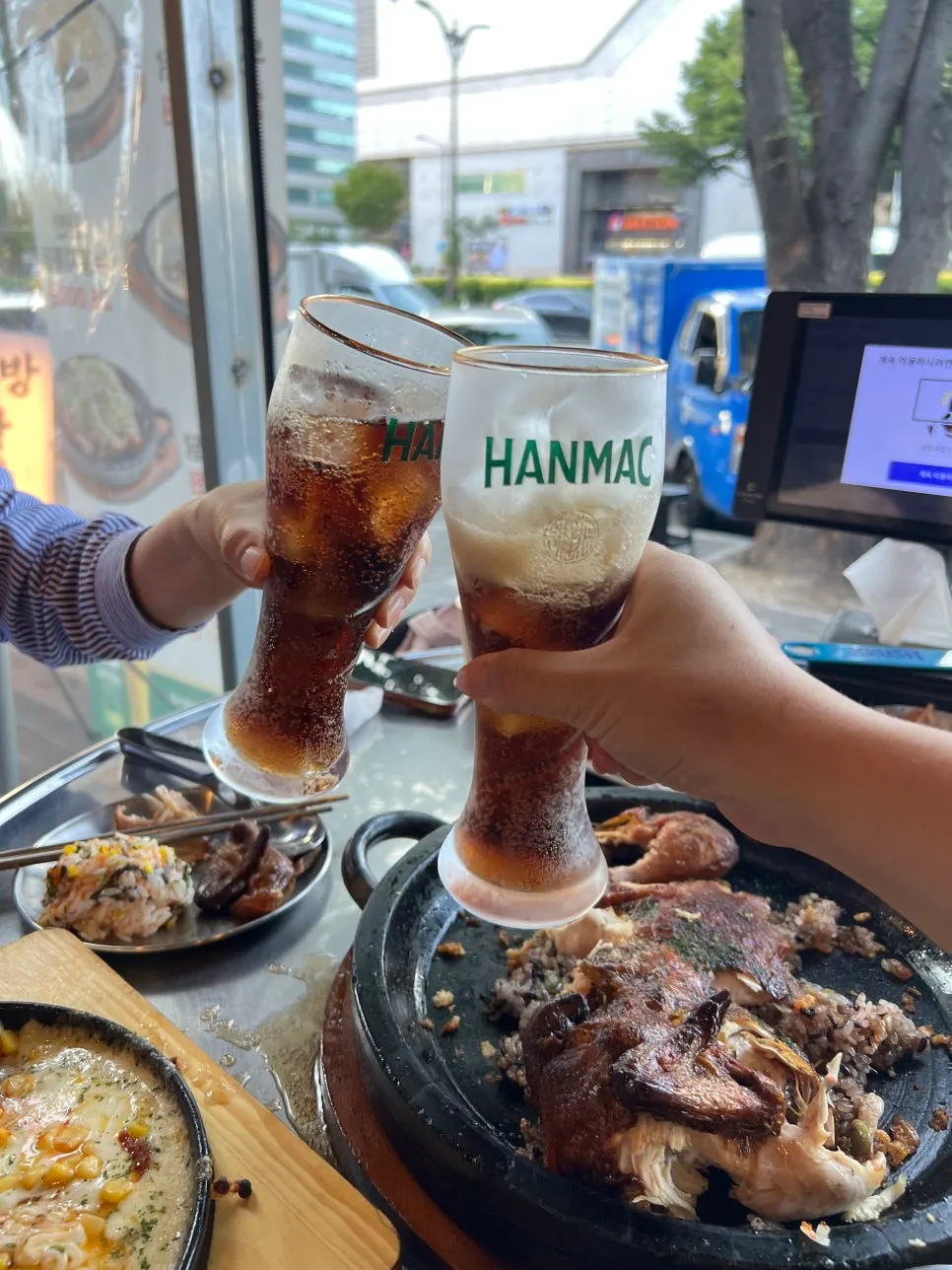 야장 테이블에 놓인 시원한 맥주 한 잔