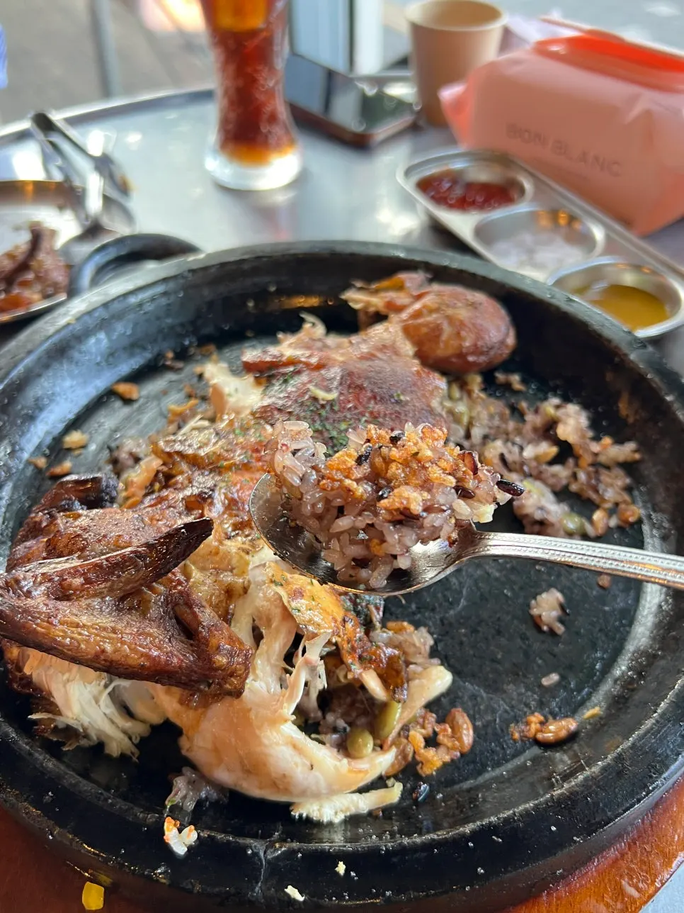 돌판 바닥에 눌어붙은 누룽지밥
