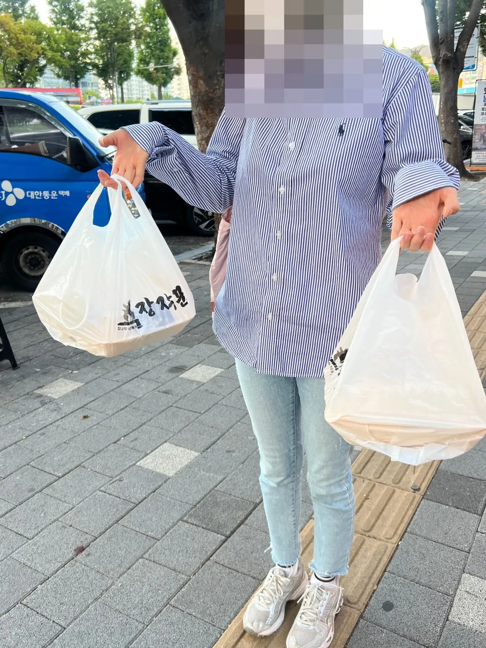 포장해 온 장작구이 누룽지통닭 두 마리
