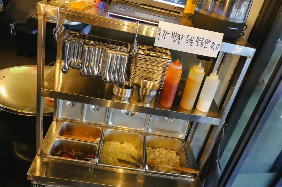 Self-serve extra side dish corner at Jangjakgun