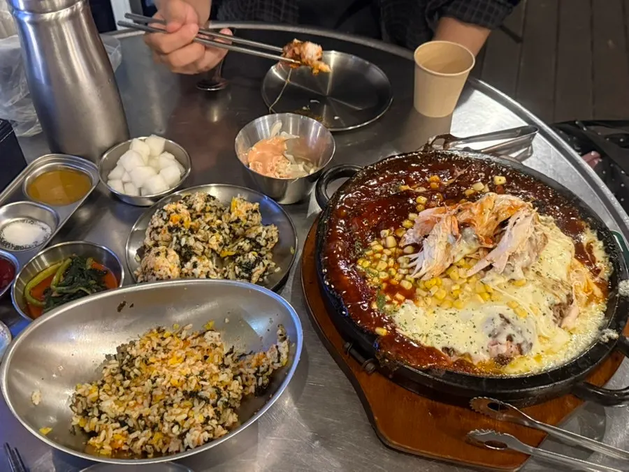 Nurungji chicken and rice balls together on the table