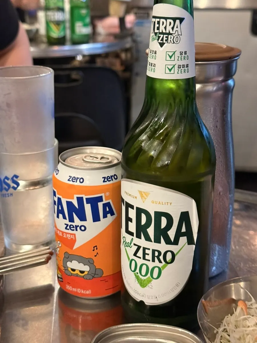 Non-alcoholic drink served alongside the chicken