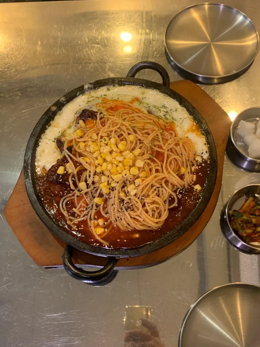 반반누룽지통닭 상차림