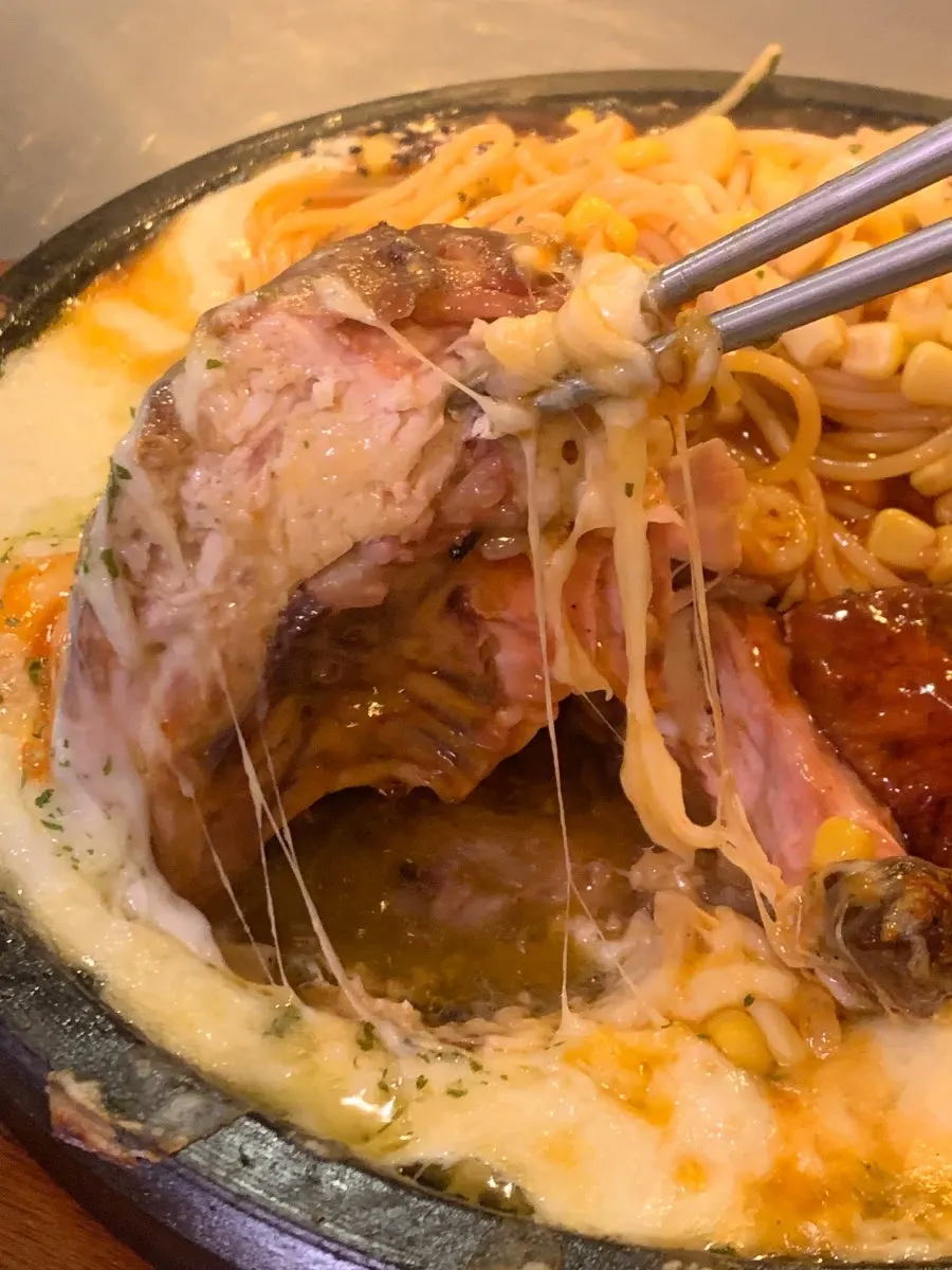 큼지막한 돌판 접시에 나온 통닭