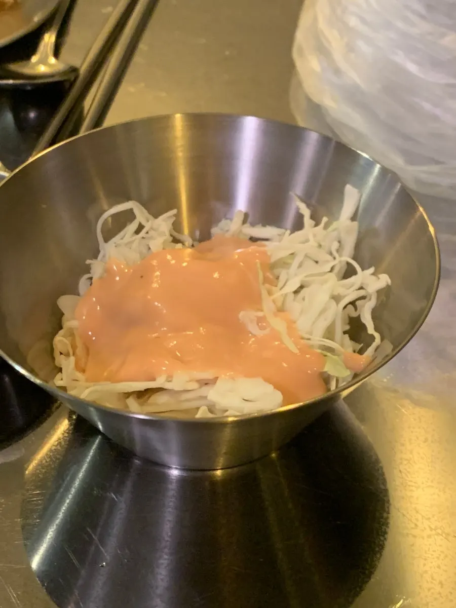 샐러드와 김치, 치킨무 밑반찬