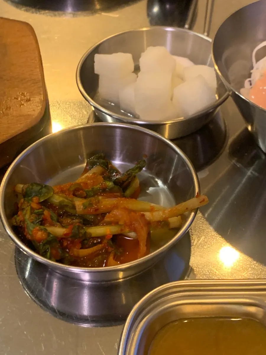 접시에 덜어놓은 장작구이 치킨
