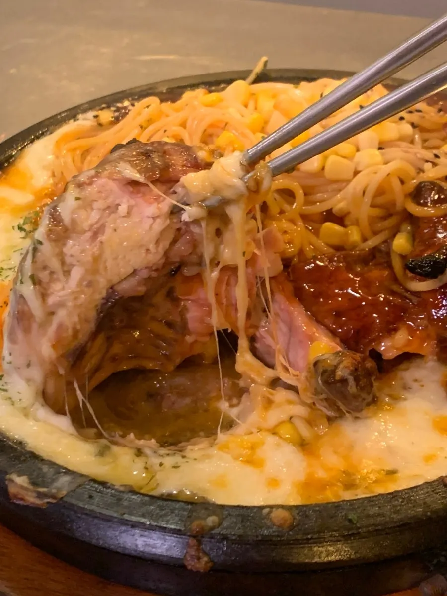 매콤한 소스에 비빈 스파게티면