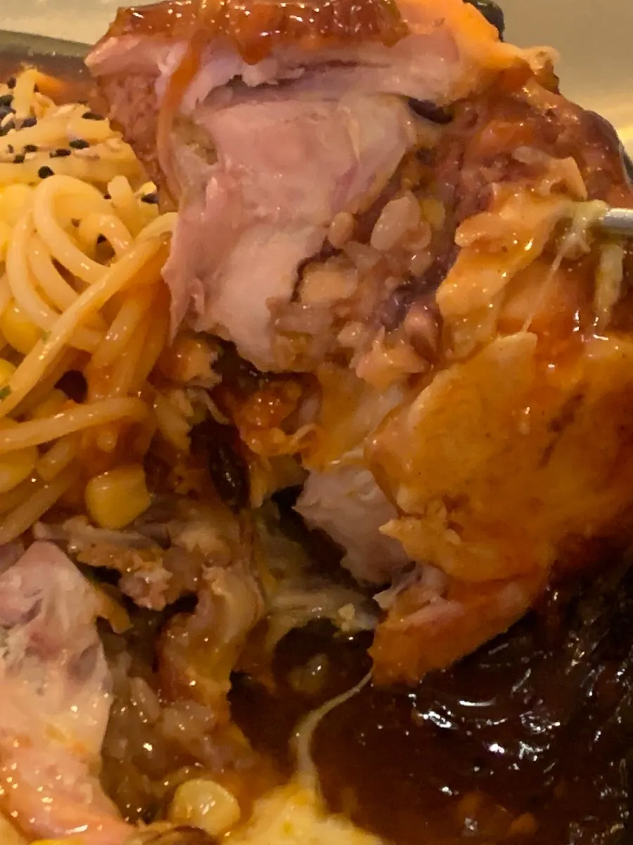 치즈 소스 쪽으로 옮겨 먹는 면