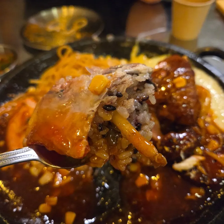 통닭 아래 깔린 돌판 누룽지