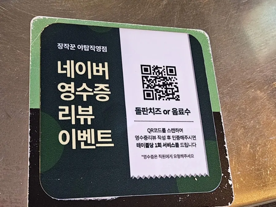 은은한 조명의 매장 테이블 배치