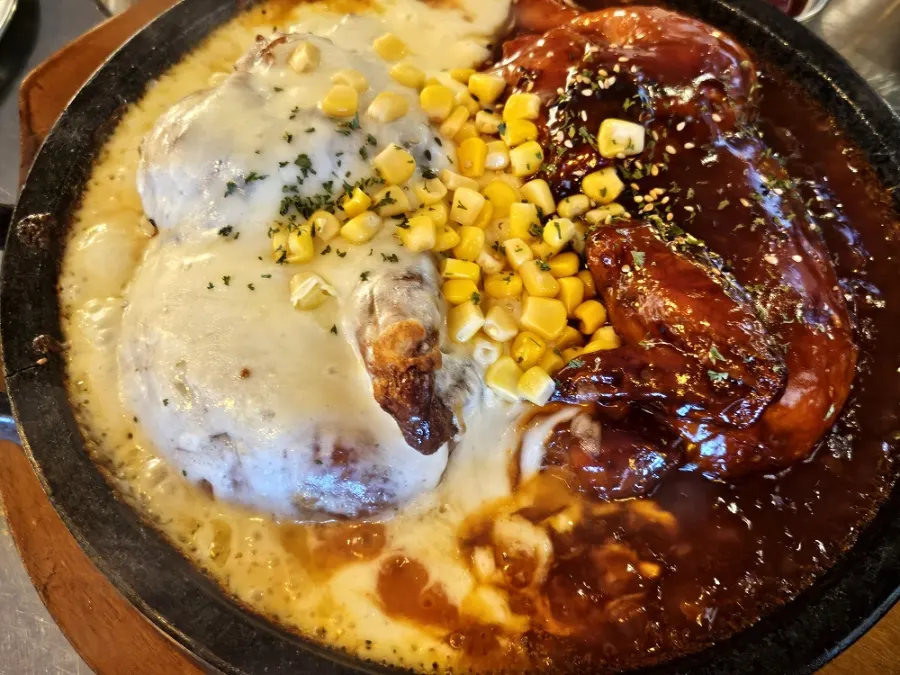 철판에 올려 나온 반반 누룽지통닭