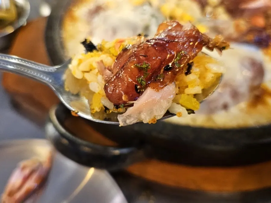 콘치즈가 듬뿍 올라간 누룽지통닭