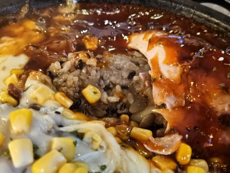 양념과 치즈를 번갈아 얹은 통닭 한 점