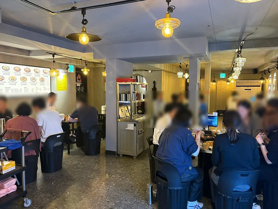 로비와 0.5층으로 올라가는 계단