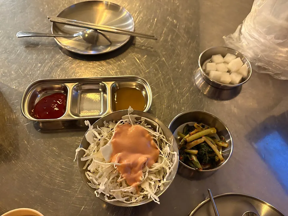 한방누룽지통닭과 반반누룽지통닭이 적힌 메뉴판