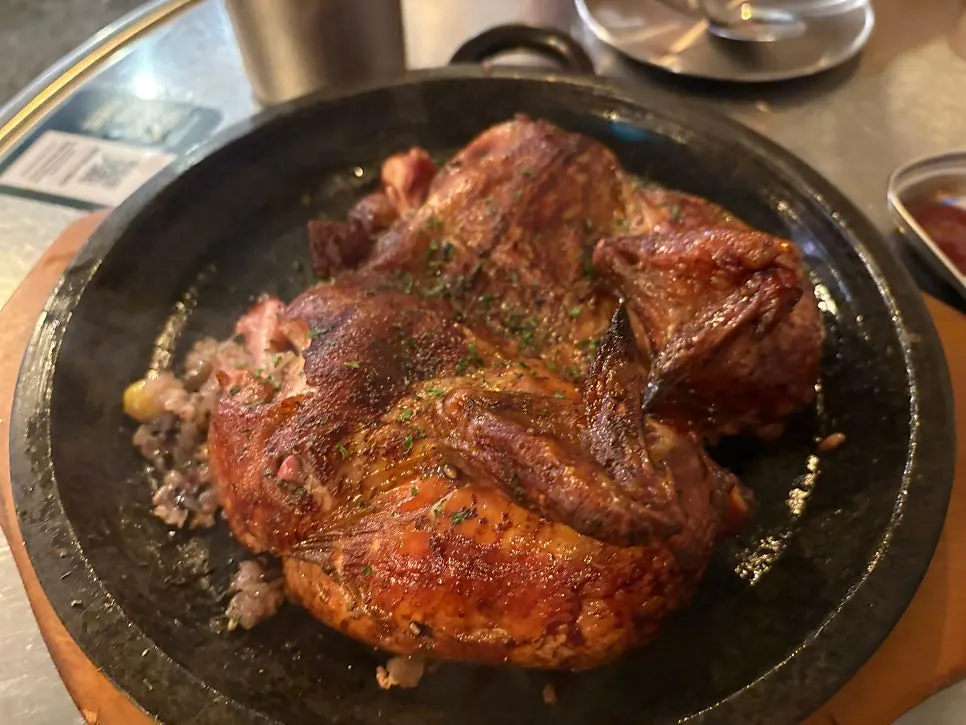 갓김치가 놓인 테이블 세팅