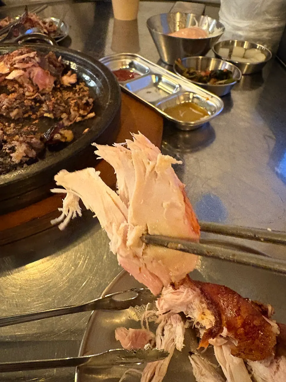 겉은 바삭 속은 촉촉한 장작구이 닭고기