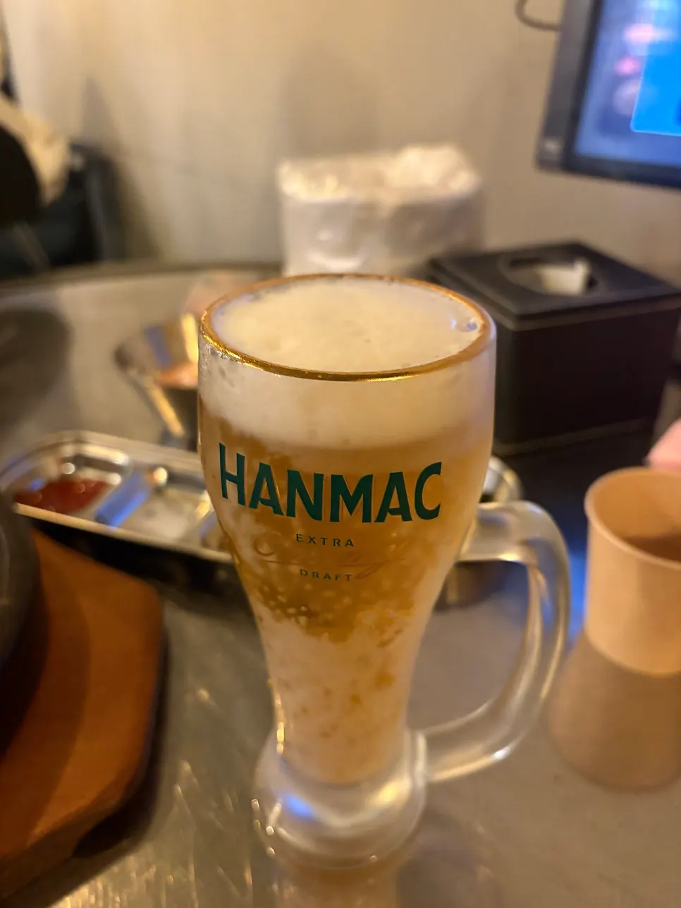 소스에 찍어 먹는 훈연 통닭 조각