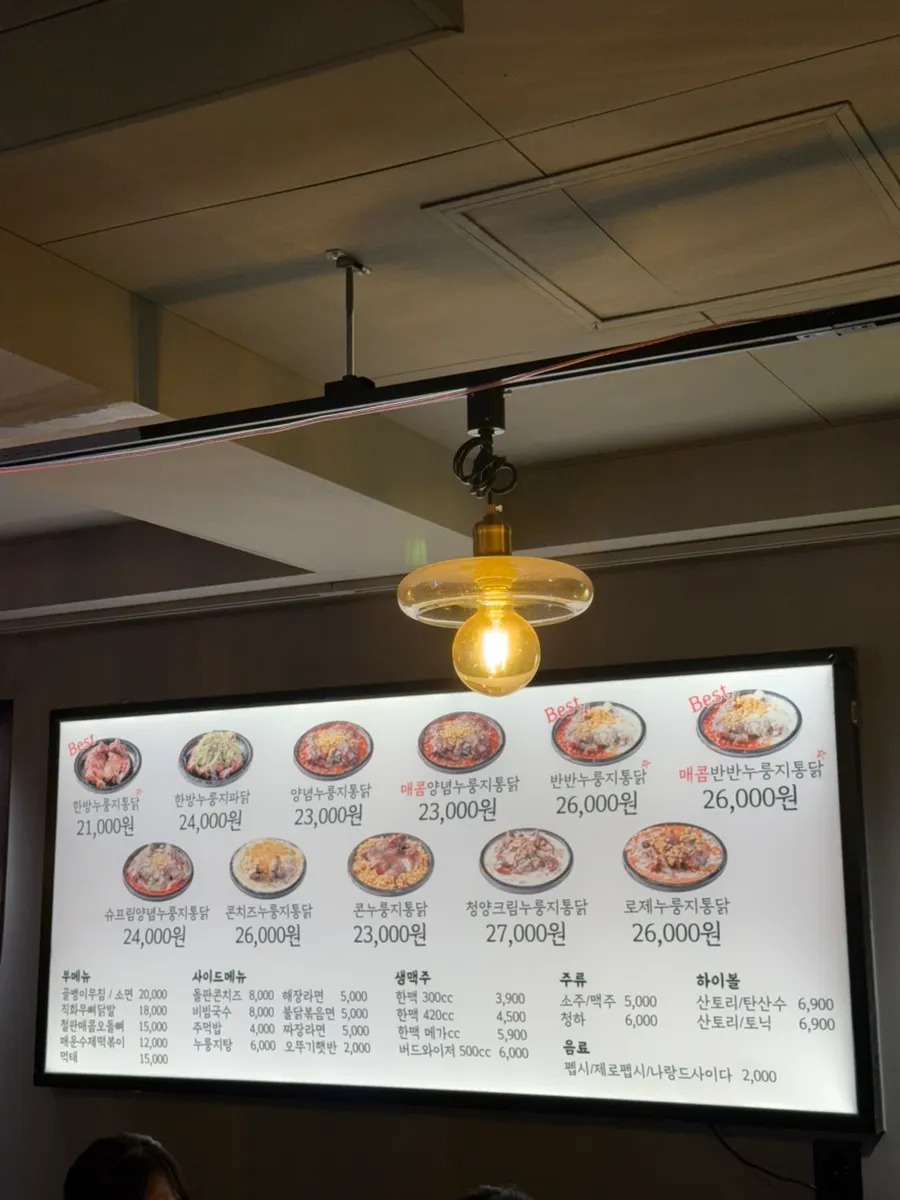 조용한 안쪽 테이블 자리
