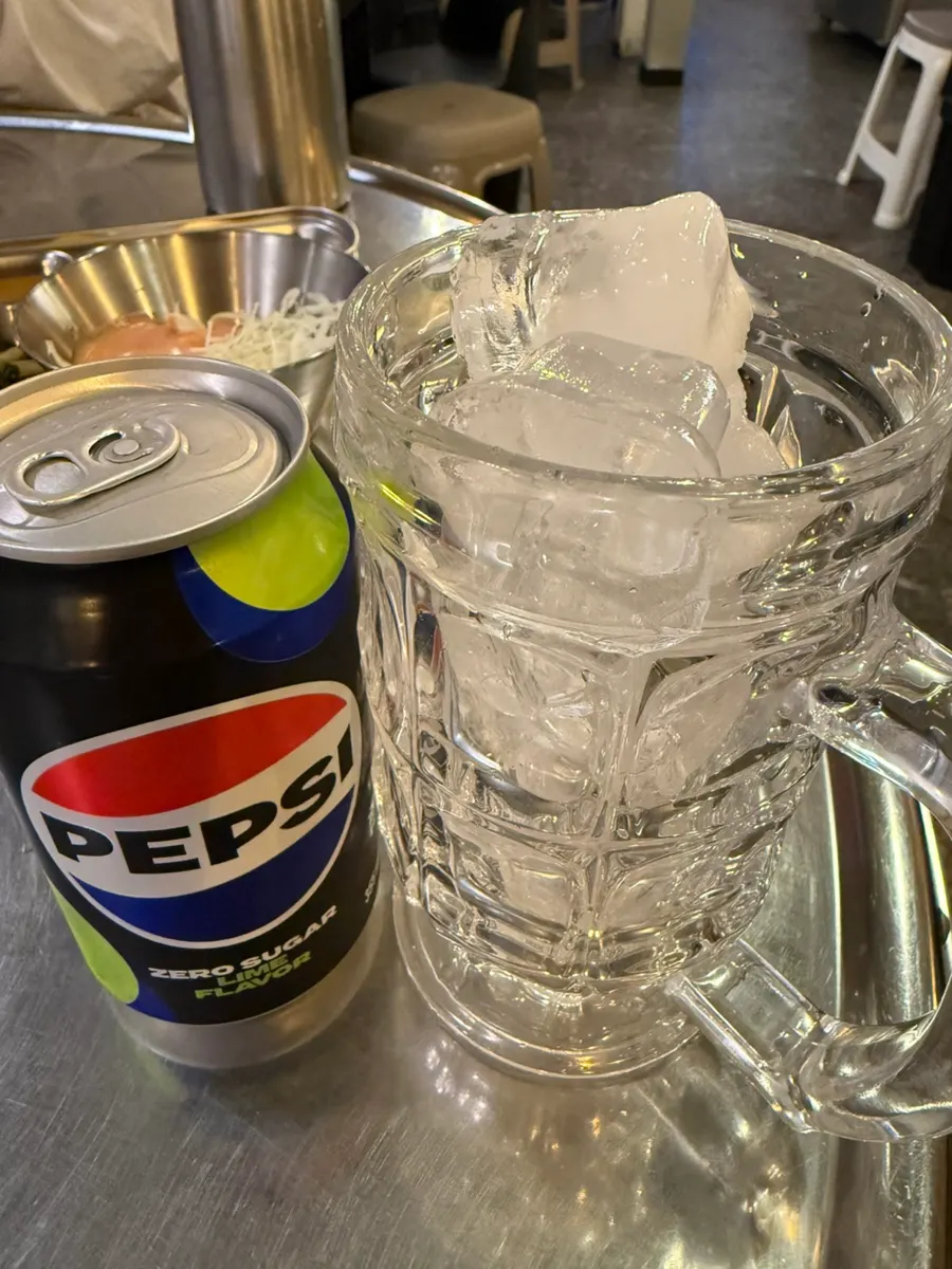 열무김치 치킨무 샐러드 소스 밑반찬 세팅