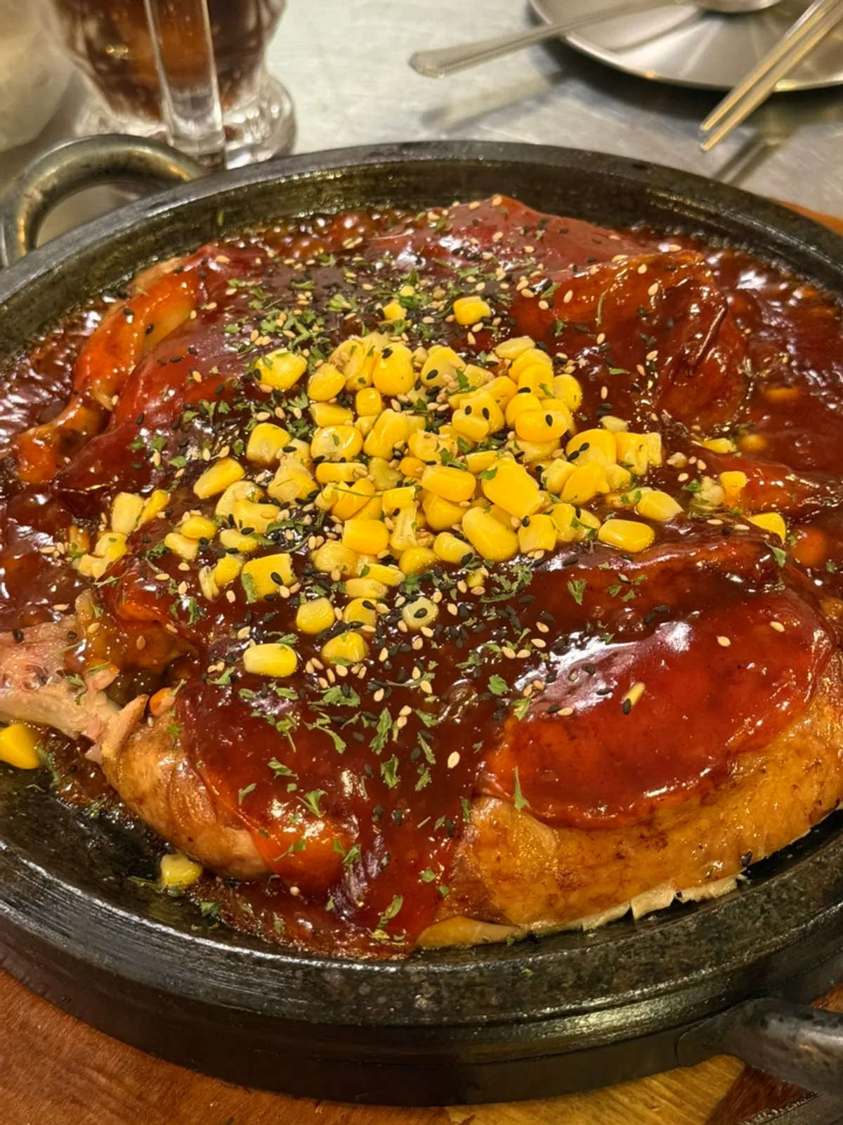 반찬과 소스를 담는 셀프바