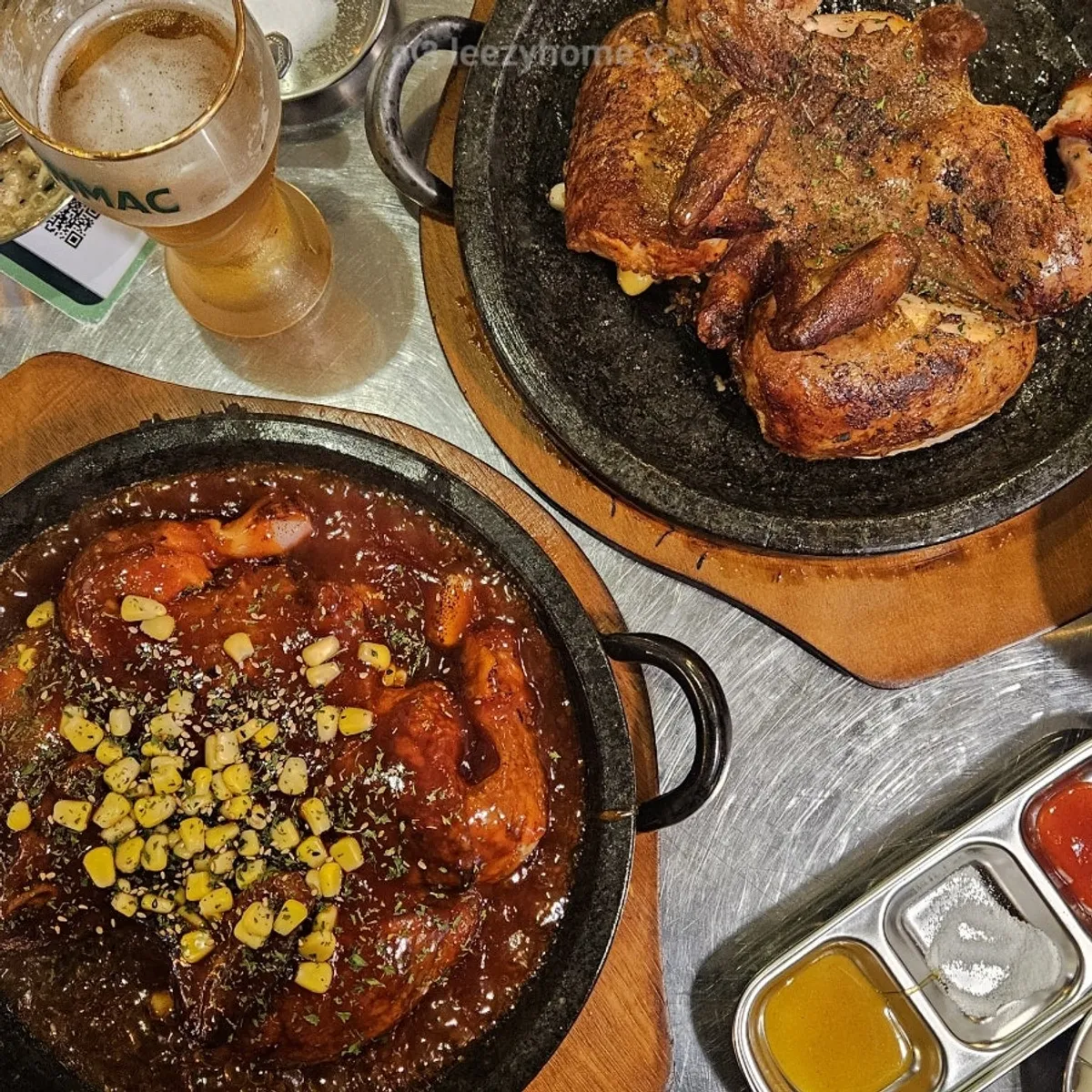 Scorched-rice whole chicken on the stone plate at Jangjakkun Yatap Direct Branch