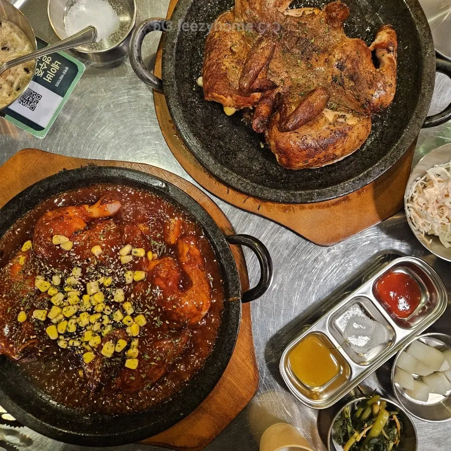Herbal scorched-rice chicken served on the stone plate