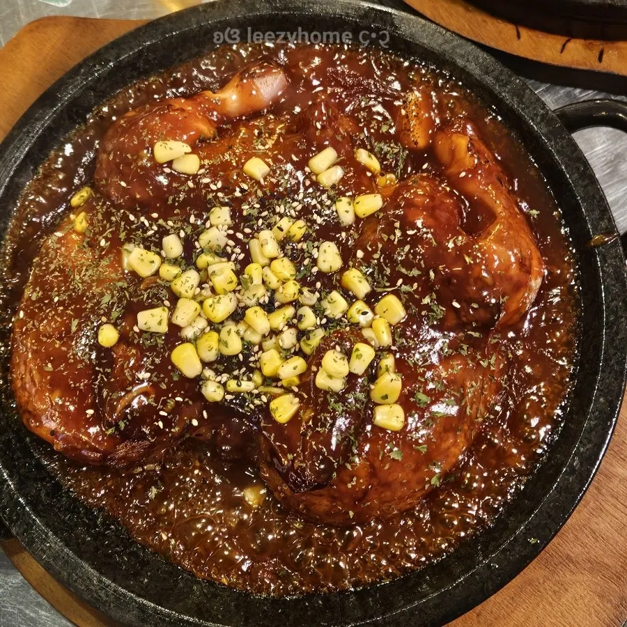 Spicy seasoned scorched-rice chicken on the stone plate