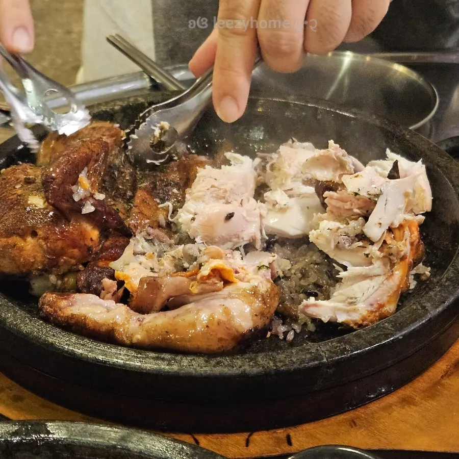 Crispy scorched rice under the stone plate chicken