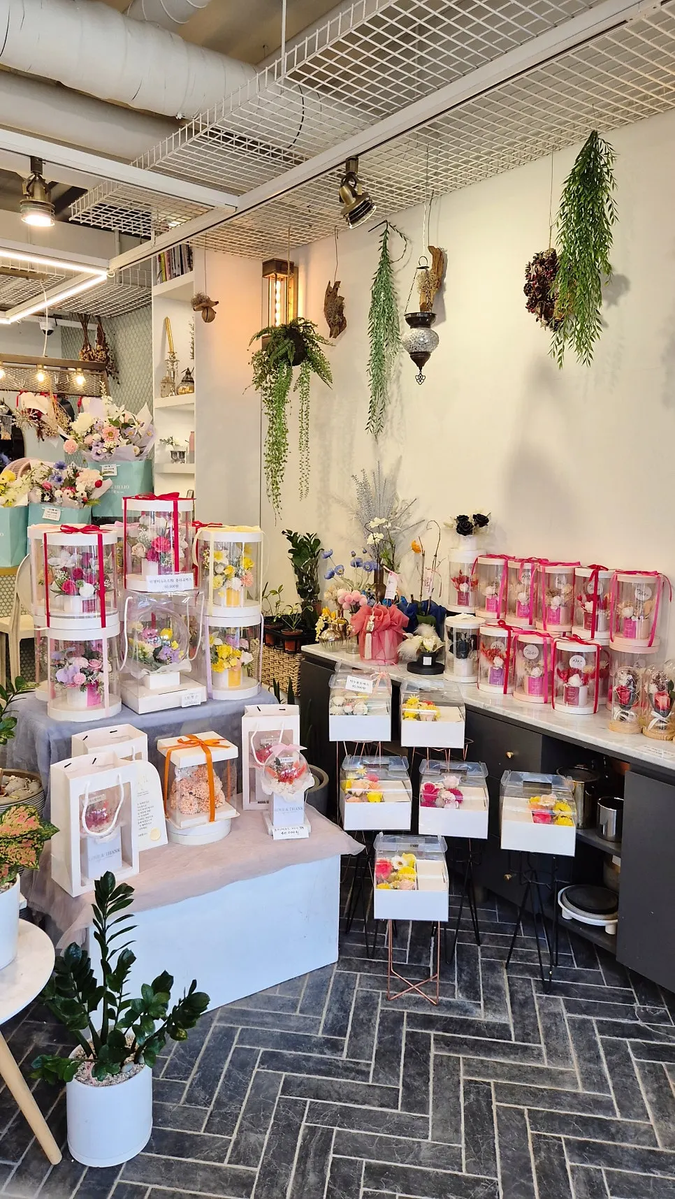 Flower gift sets displayed inside Habio Flower by Su