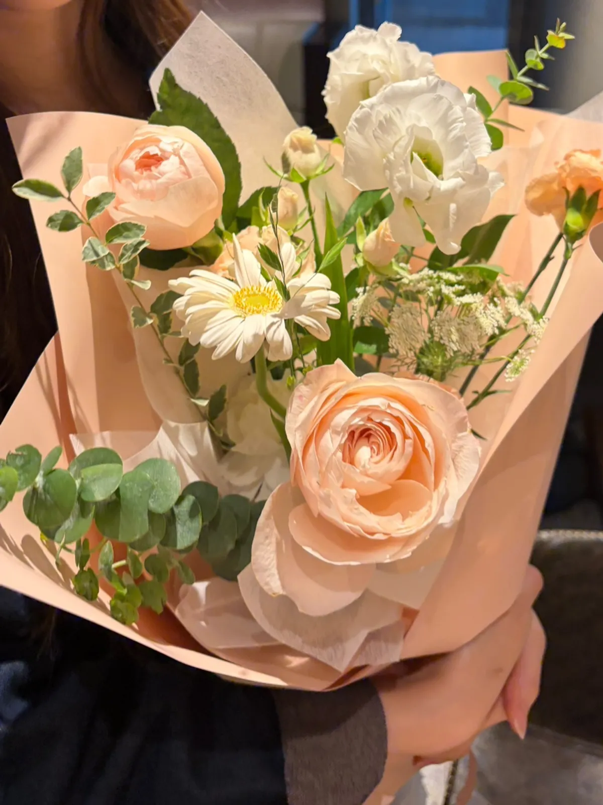 미니 장미와 리시안셔스가 섞인 코랄 꽃다발