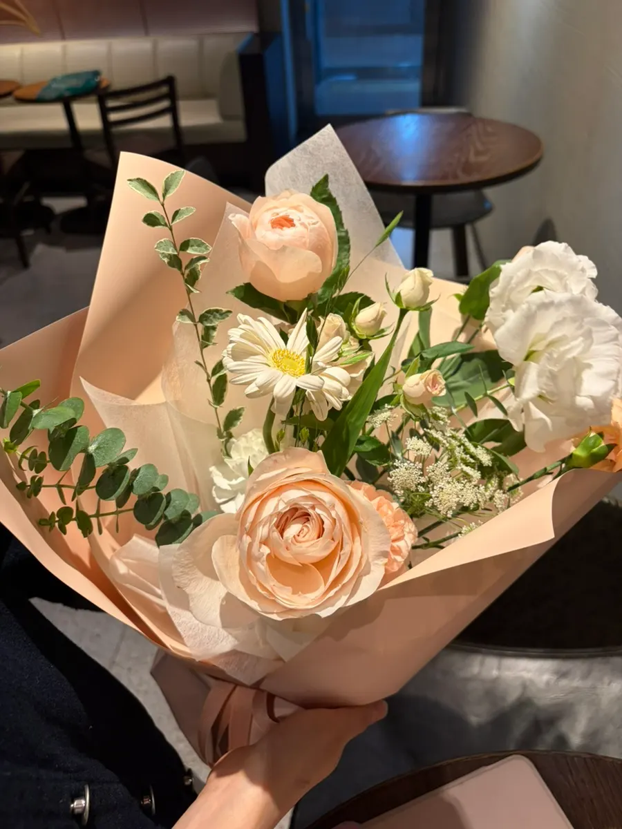 코랄 색감 기념일 꽃다발 전체 모습