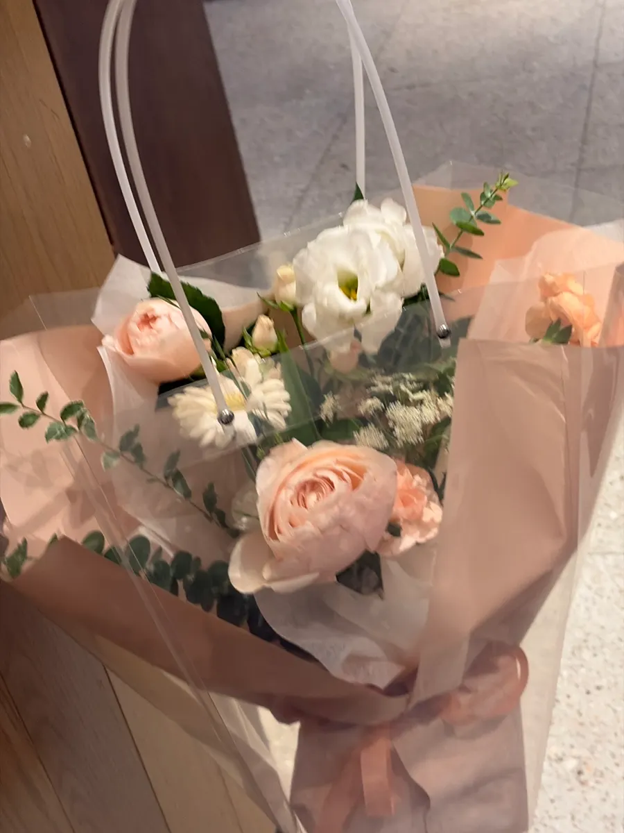 투명 쇼핑백에 담은 꽃다발