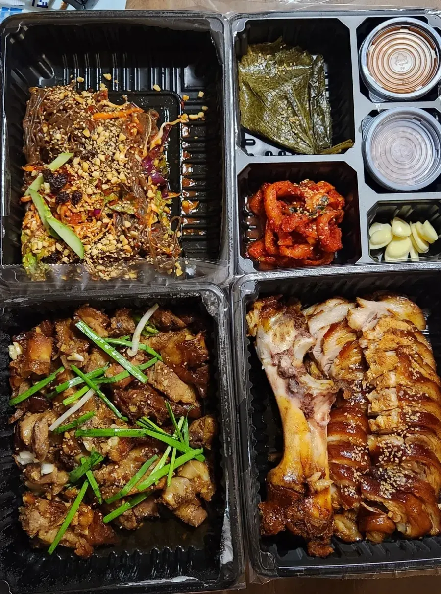 반반족발과 쟁반국수 포장 구성