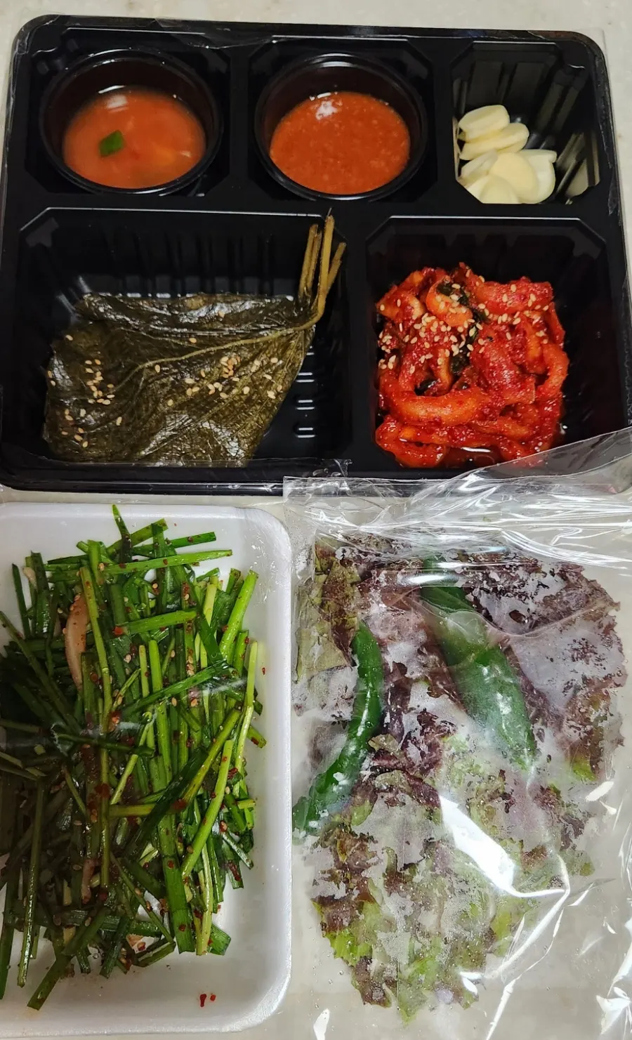상추 고추 부추와 무말랭이 등 포장 반찬