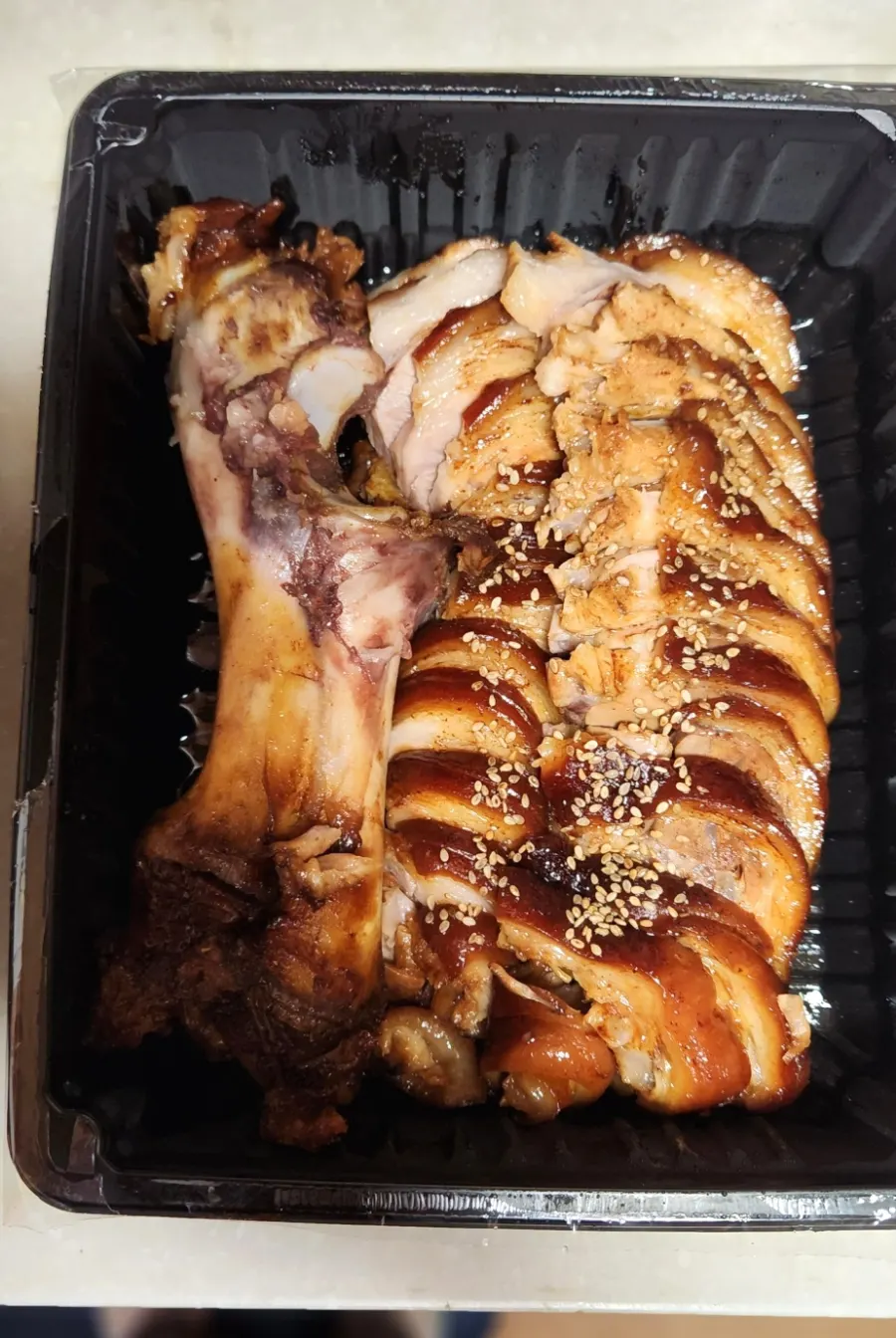 윤기 나는 오리지날 앞다리 족발 한 접시