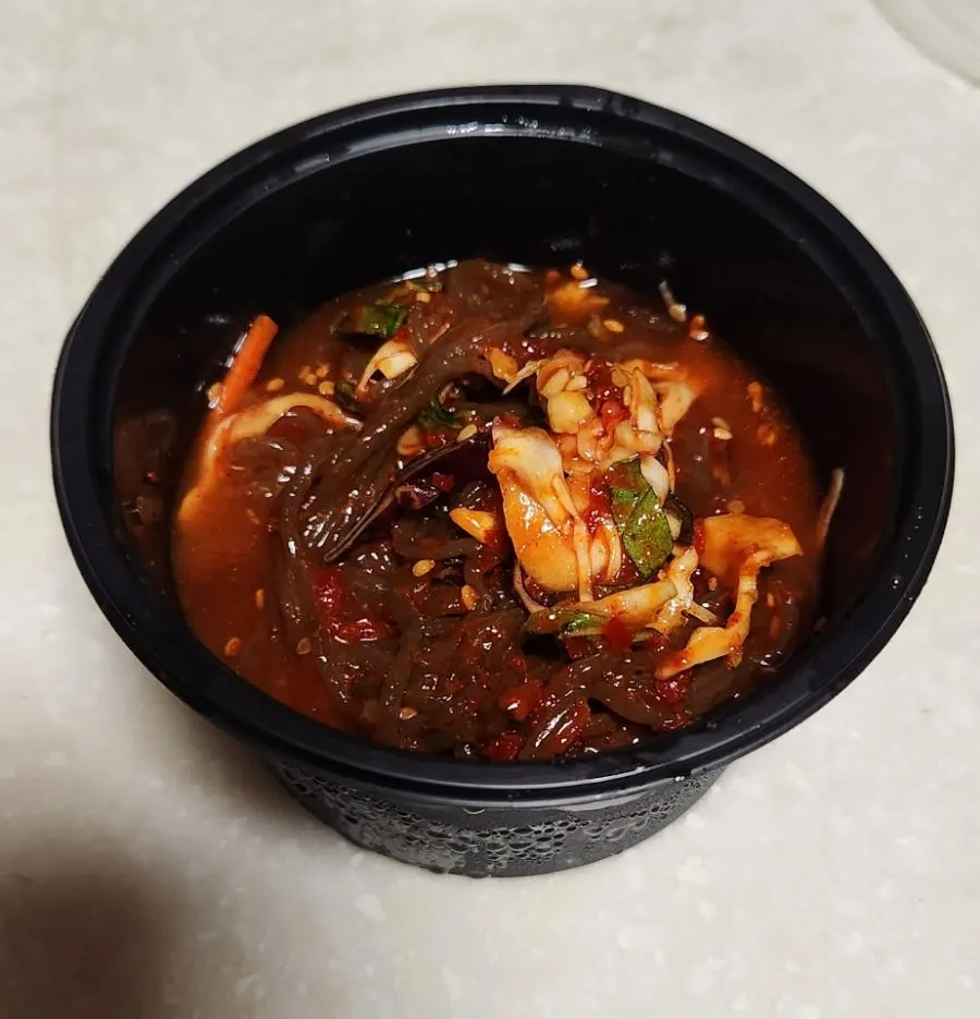 젓가락으로 건져 올린 쟁반국수
