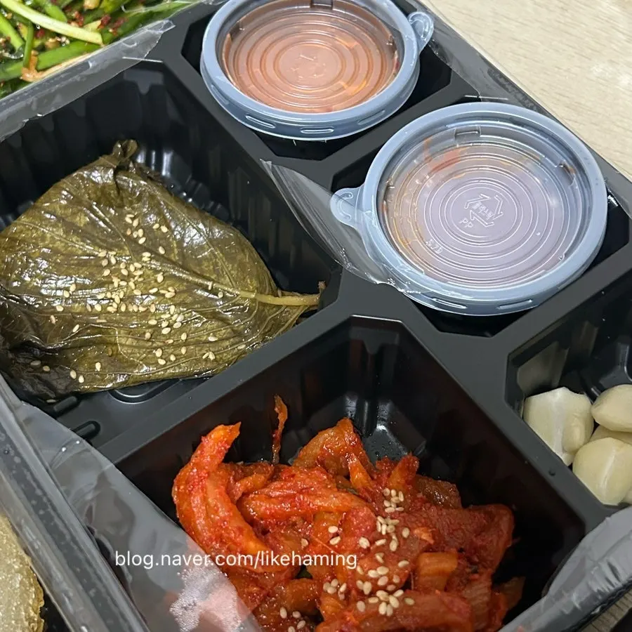 쌈채소와 무생채 등 포장 반찬 구성