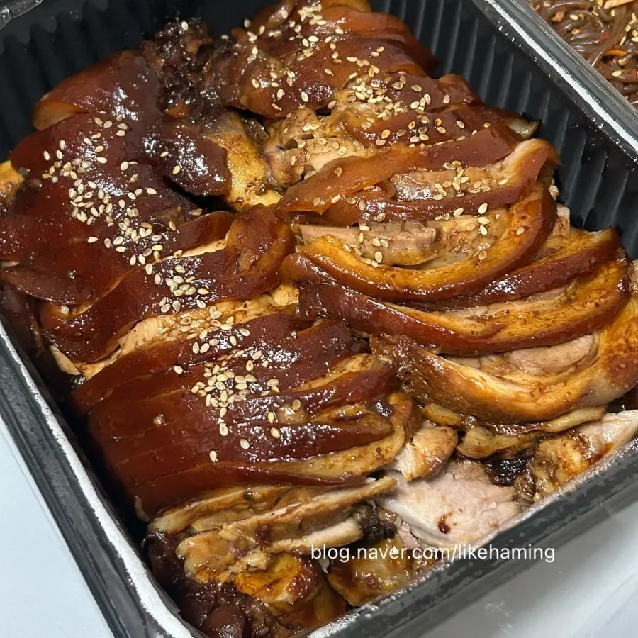 장모족발 무김치와 밑반찬 클로즈업