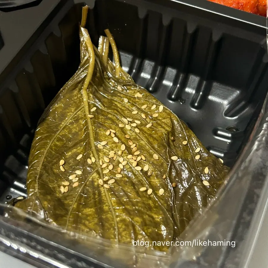 쌈장과 함께 집어 올린 족발 한 점