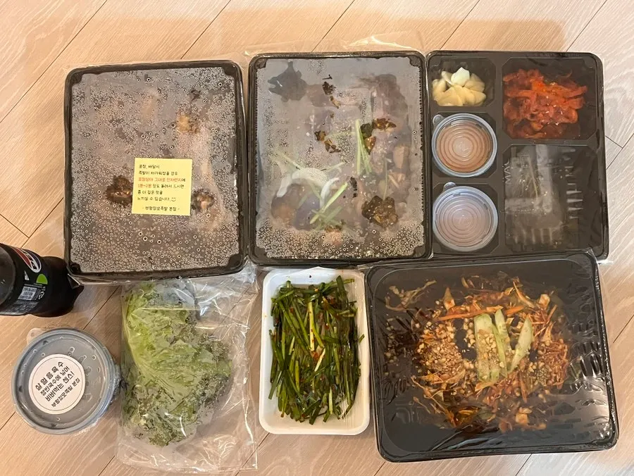 Basic side dishes: lettuce, perilla leaves, salted shrimp and more
