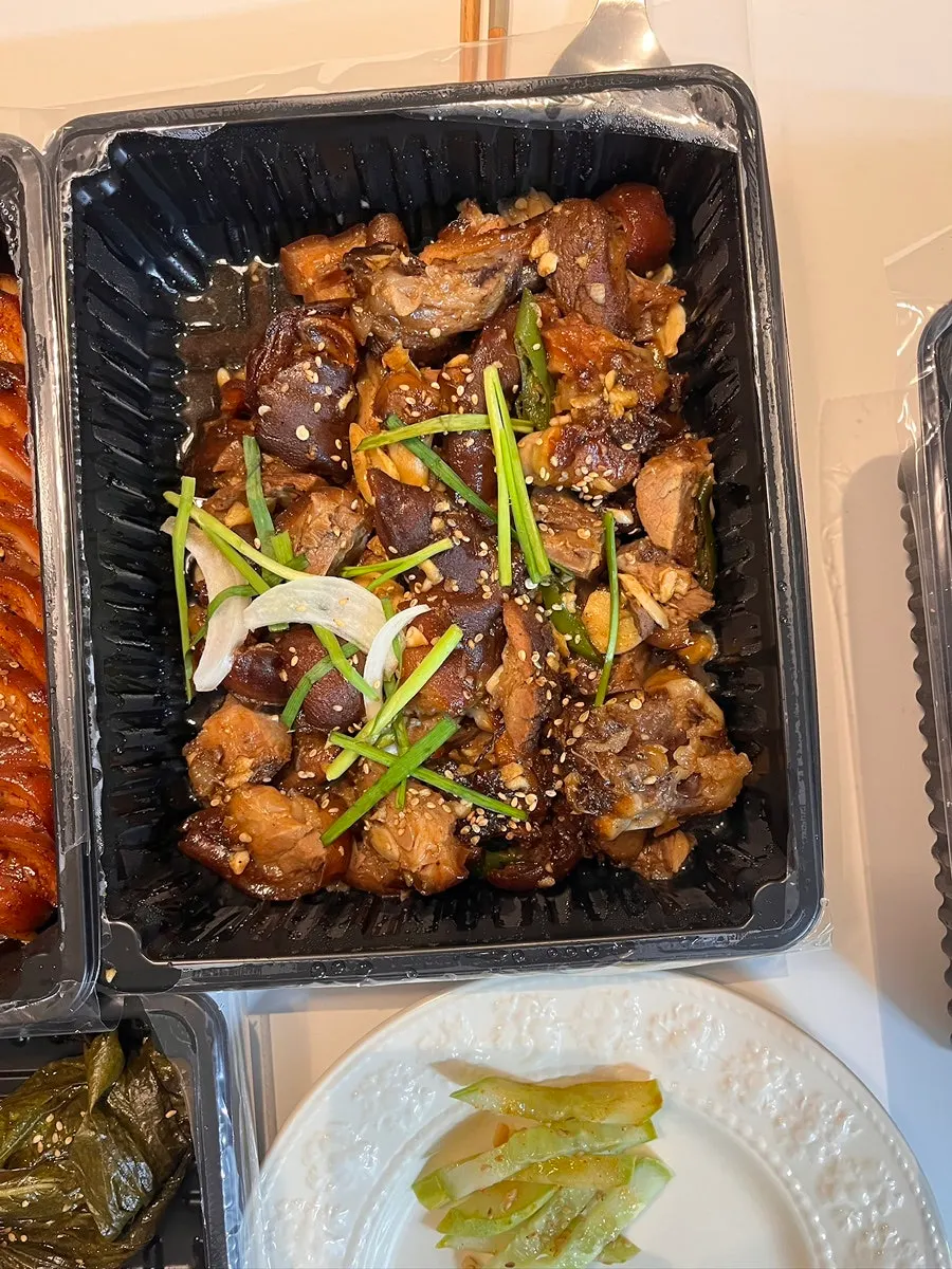 A piece of original jokbal picked up without any sauce