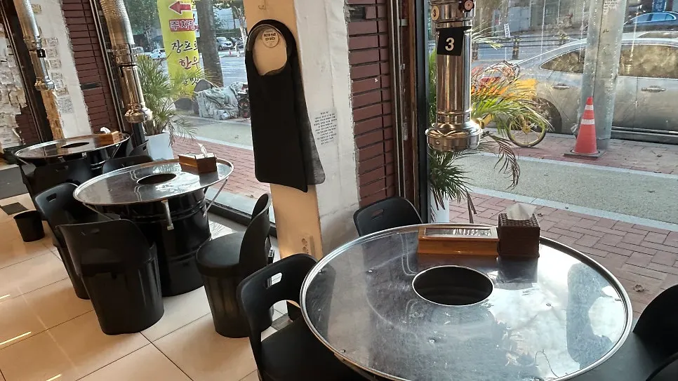 가족이 자리 잡은 장프로한우갈빗살 테이블