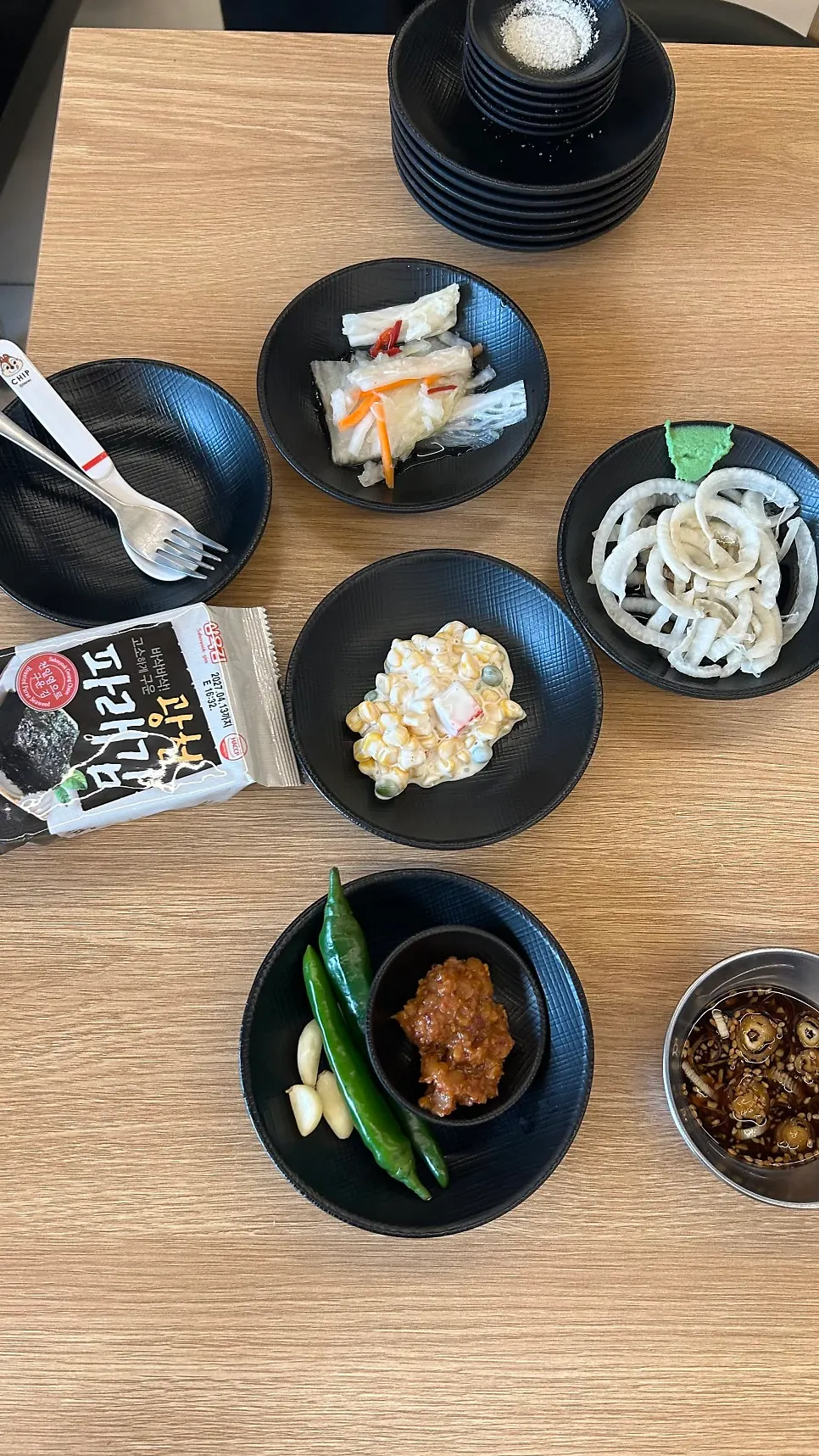 파김치와 옥수수샐러드 등 밑반찬 상차림