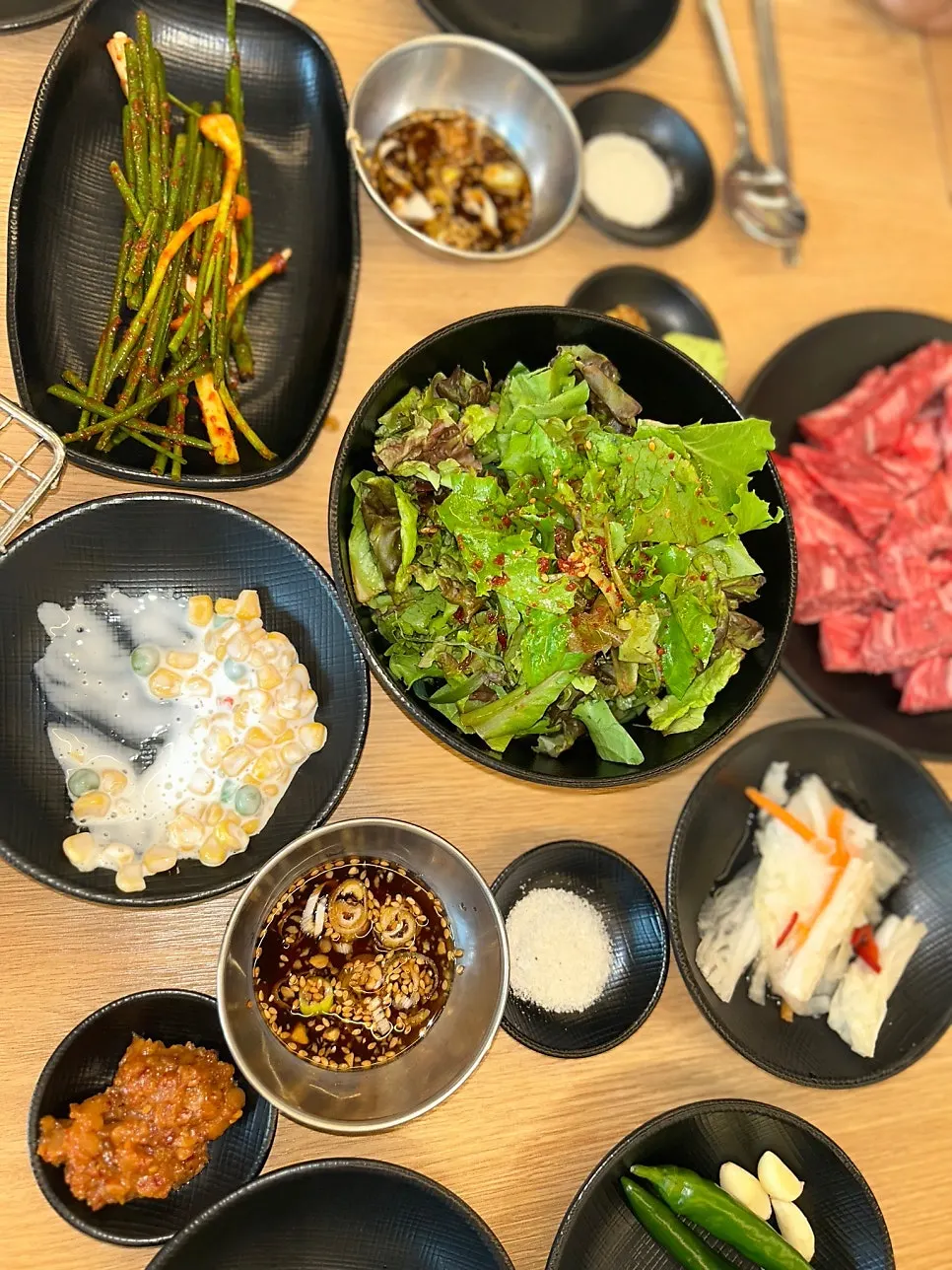 고기간장소스와 함께 차려진 반찬